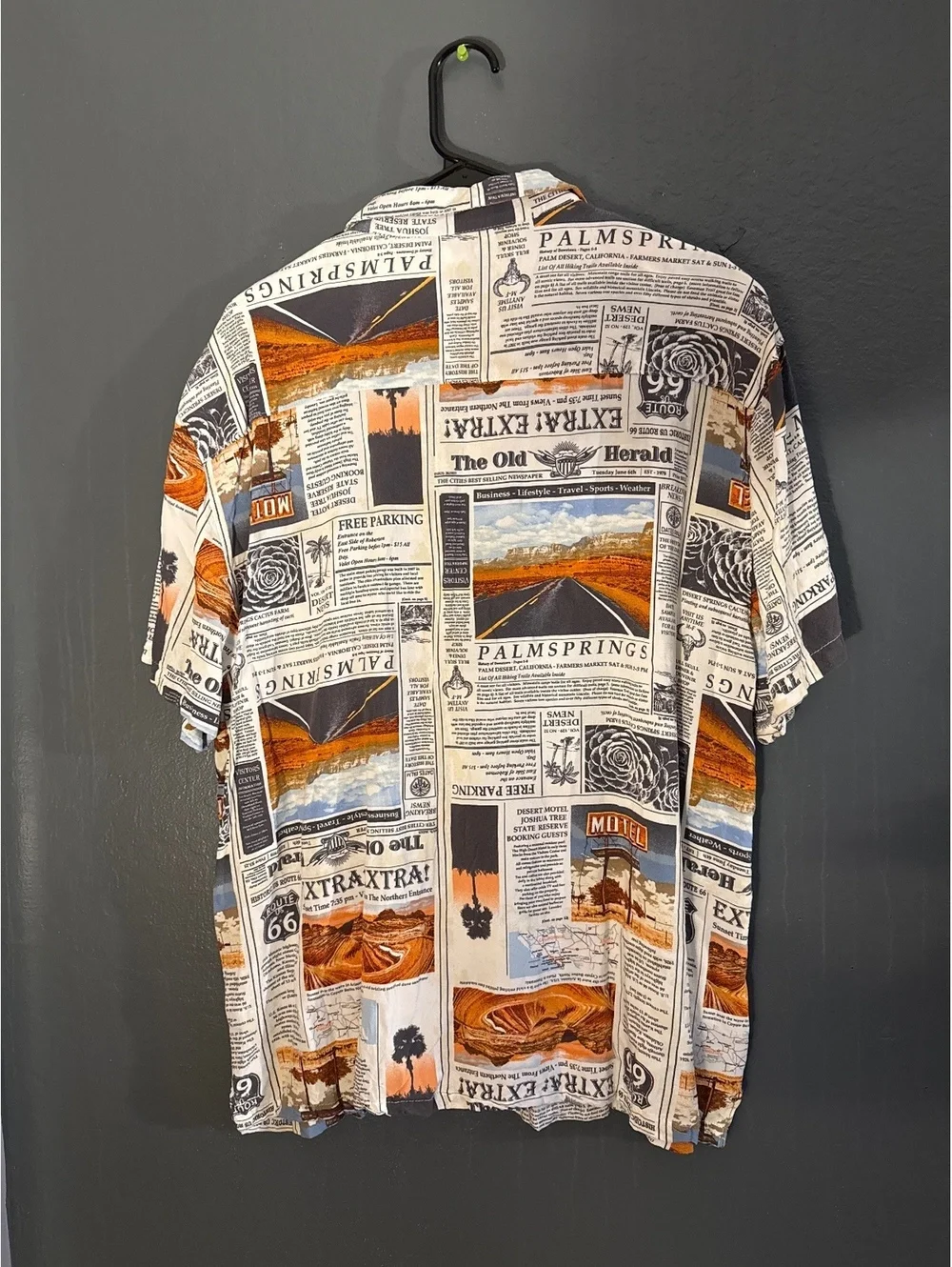 No Boundaries Men's Short Sleeve Button-Up Shirt Newspaper Print_4